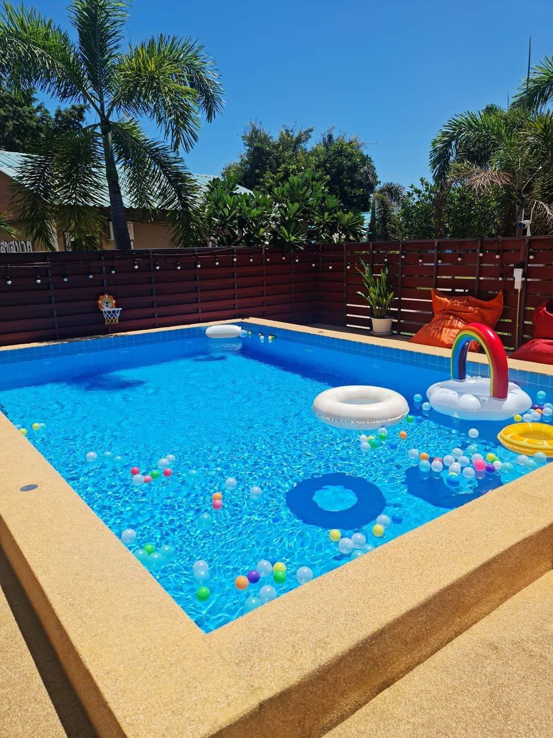 13 - https://พูลวิลล่าพัทยาราคาถูก.com | สุขสบาย พูลวิลล่า พัทยา, 3 ห้องนอน 3 ห้องน้ำ, ใกล้หาด 6 กม. เริ่ม 4,900 บาท/คืน มีสระ, คาราโอเกะ, โต๊ะพูล และสิ่งอำนวยความสะดวกครบครัน